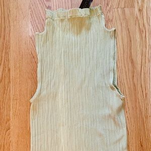 Adorable sleeveless fitted shirt!